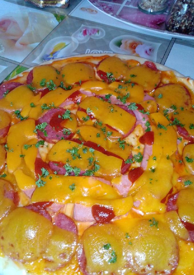 Піца з бужениною, грибами та цибулею
