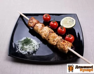Рецепт шашлику з курки в часниково-цибульному маринаді