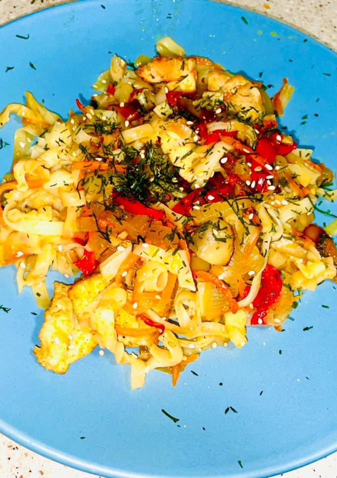 Рисова лапша з куркою та овочами