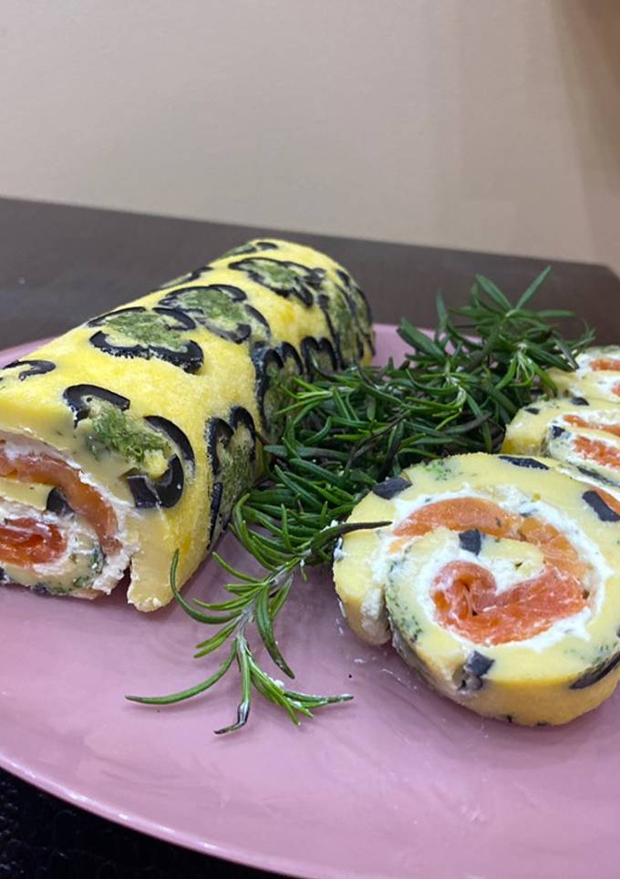 Рулет з лососем та оливками