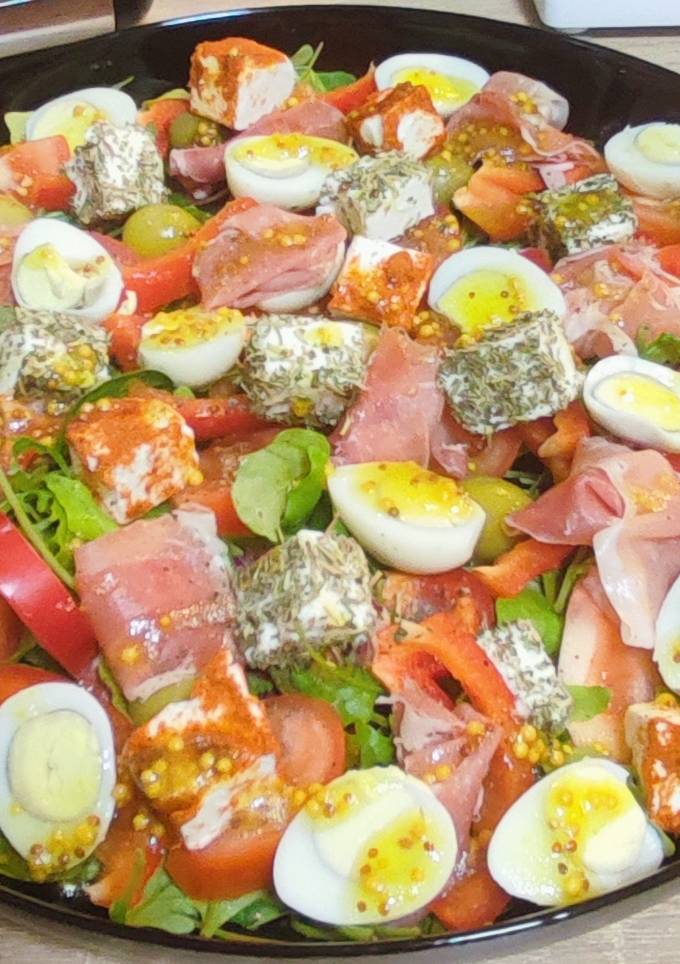 Салат овочевий з сиром фета, хамоном, оливками та перепелиними яйцями🤤