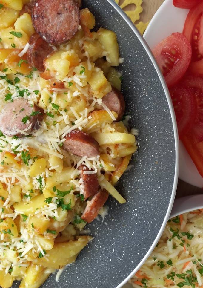 Смажена картопля з ковбасками та яйцем