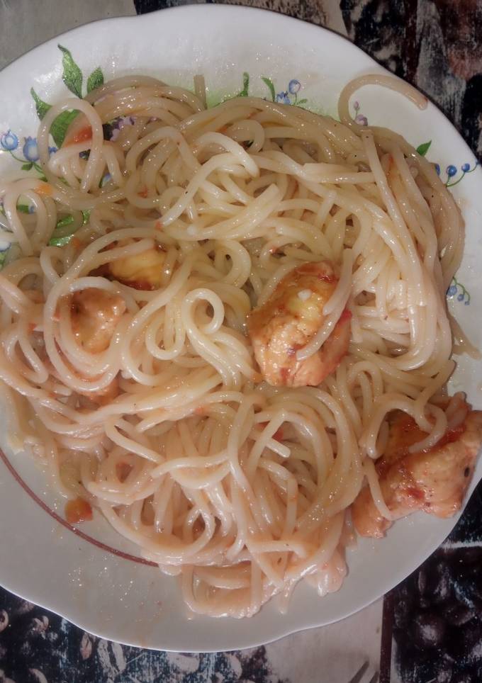 Спагеті з курячим філе