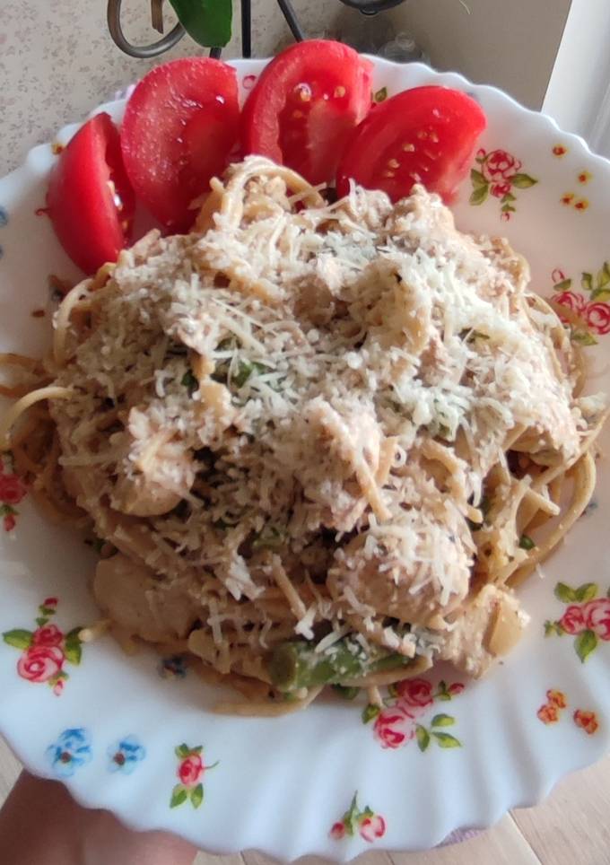 Спагеті з куркою, зеленими овочами, вершками та білим вином😋