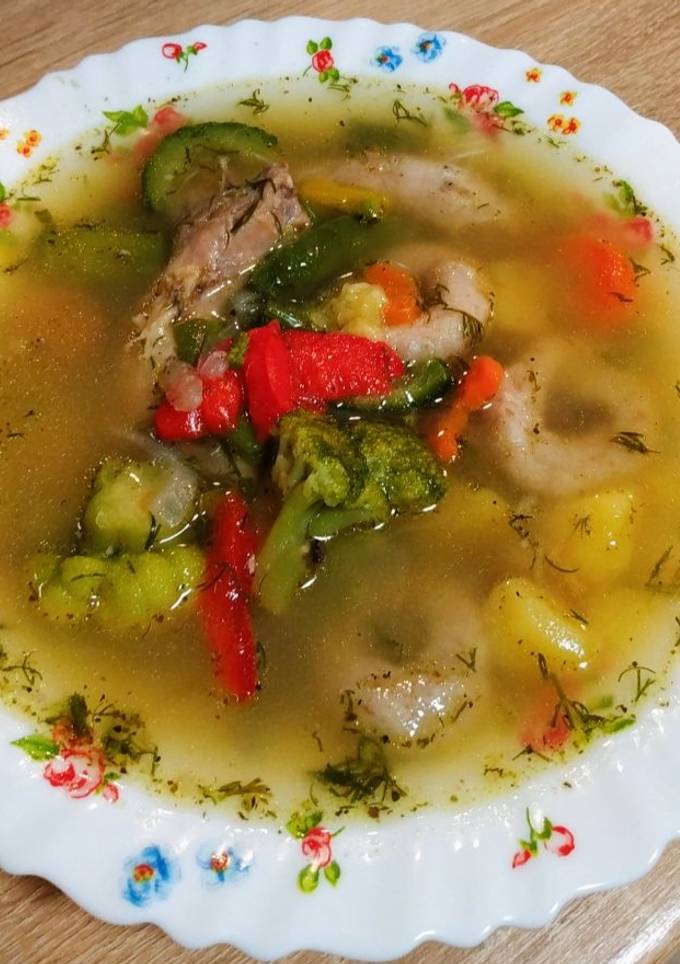 Суп на курячих шийках з овочами та цільнозерновими кльоцками