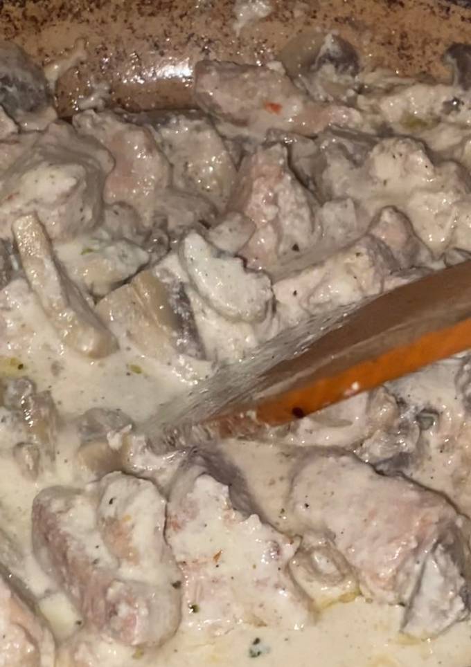 Свинина з печерицями і сметаною