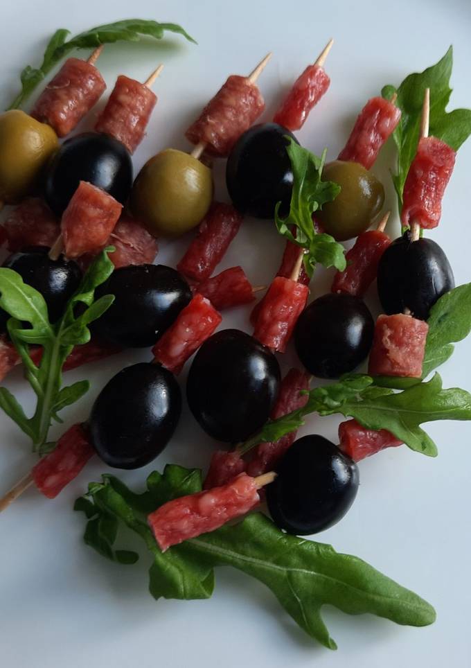 Тапас з ковбасками та маслинами (оливками)