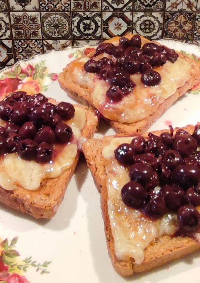 Тост зі смаженим сиром халлумі та лохиною😋
