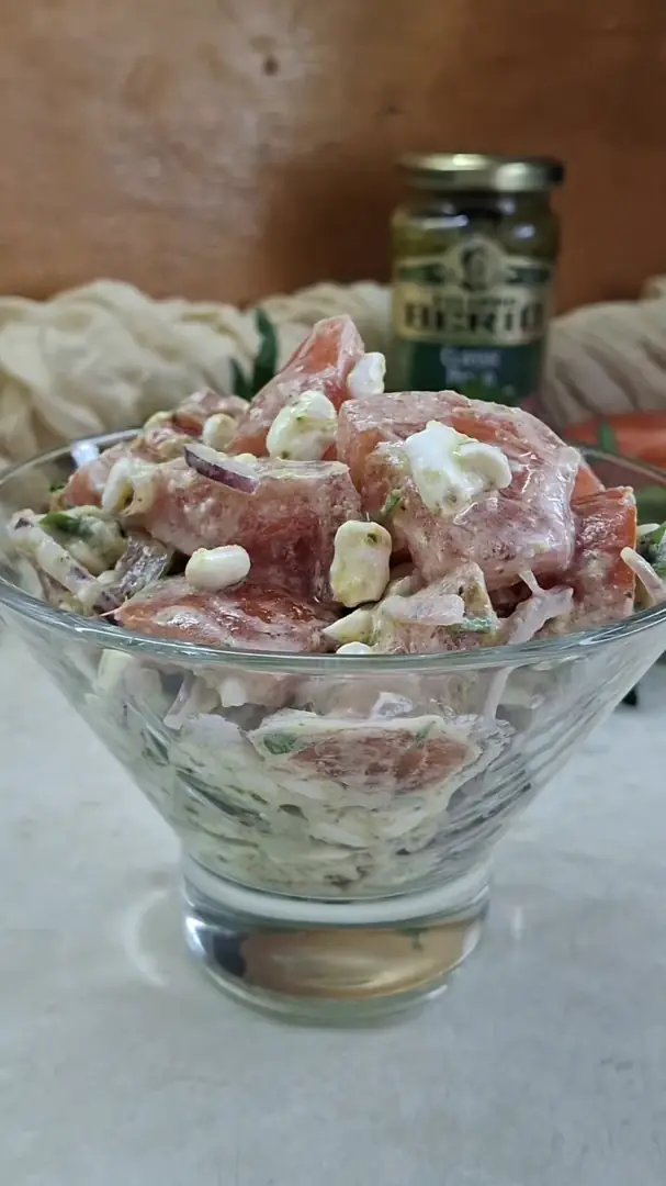 Трендовий салат з незвичним поєднанням інгредієнтів