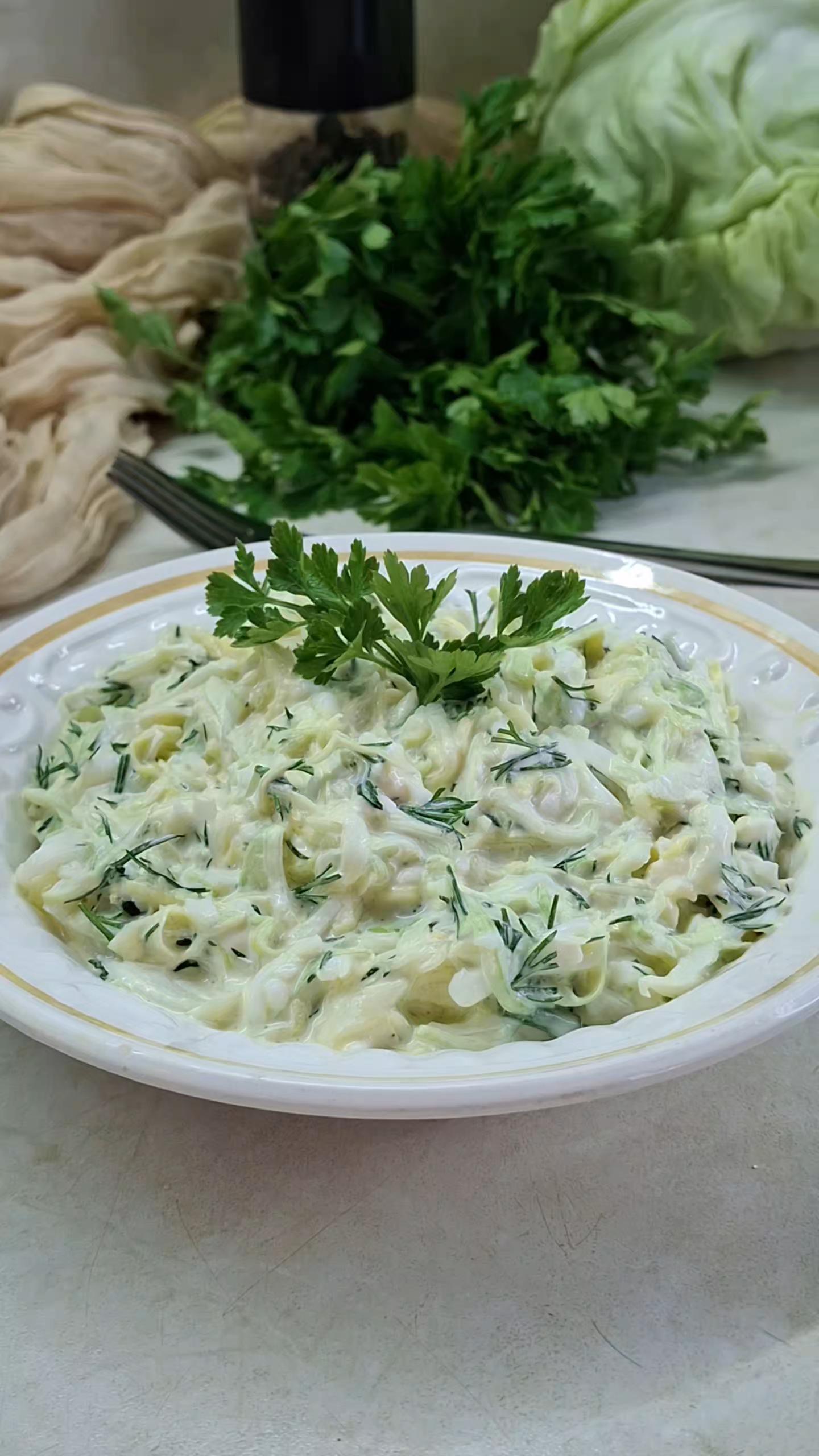 Салат з молодої капусти та плавлених сирків