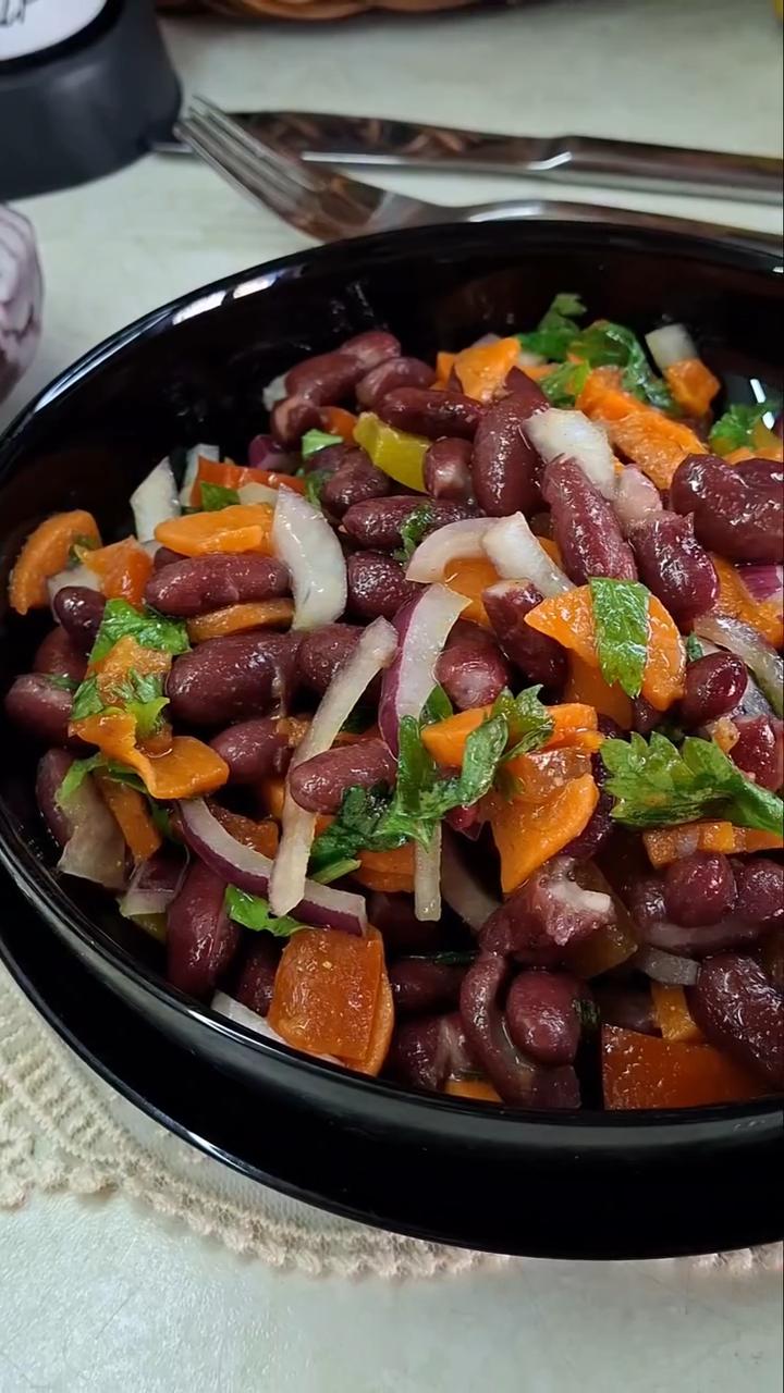 Салат з квасолею та маринованим перцем