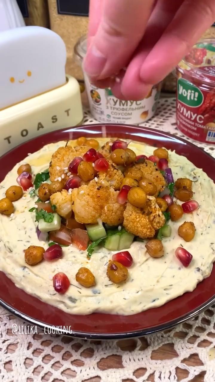 Освіжаючий салат на подушці з хумусу😋