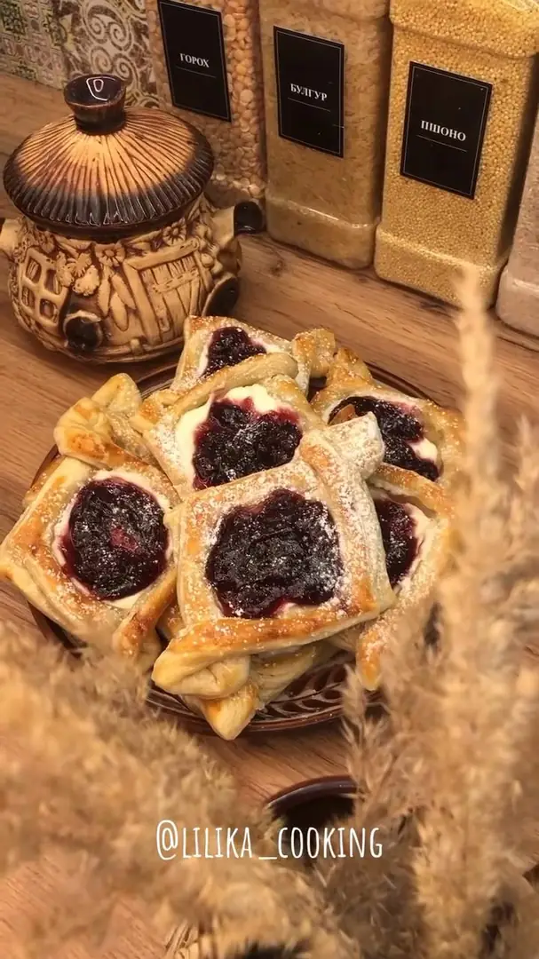 Слоєчки з сиром та вишнями😋