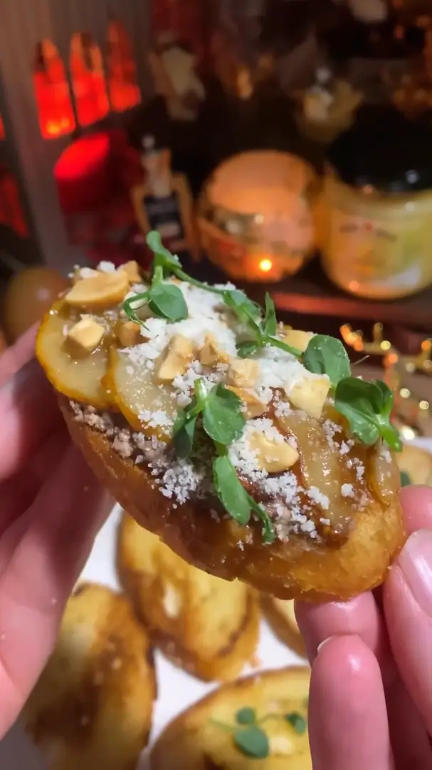Брускети з паштетом та карамелізованою грушею😋