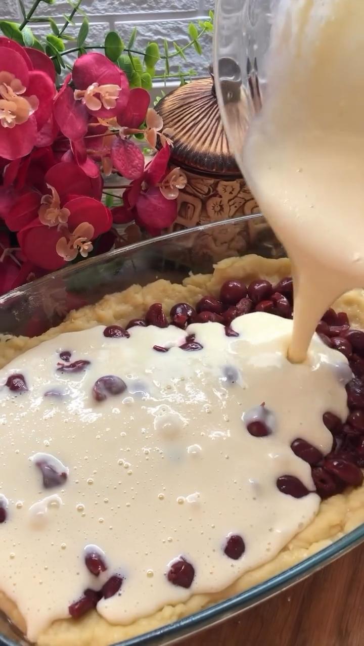 Заливний пиріг з вишнями😋