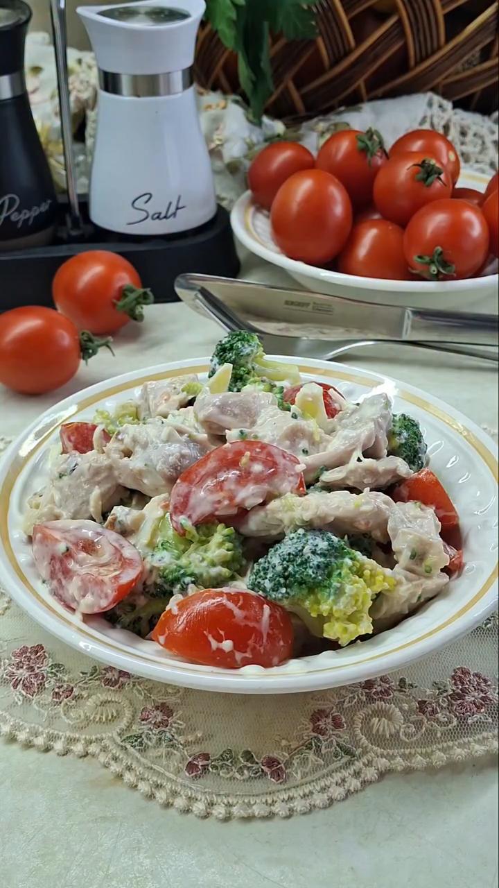 Салат з броколі, помідорів та горіхів