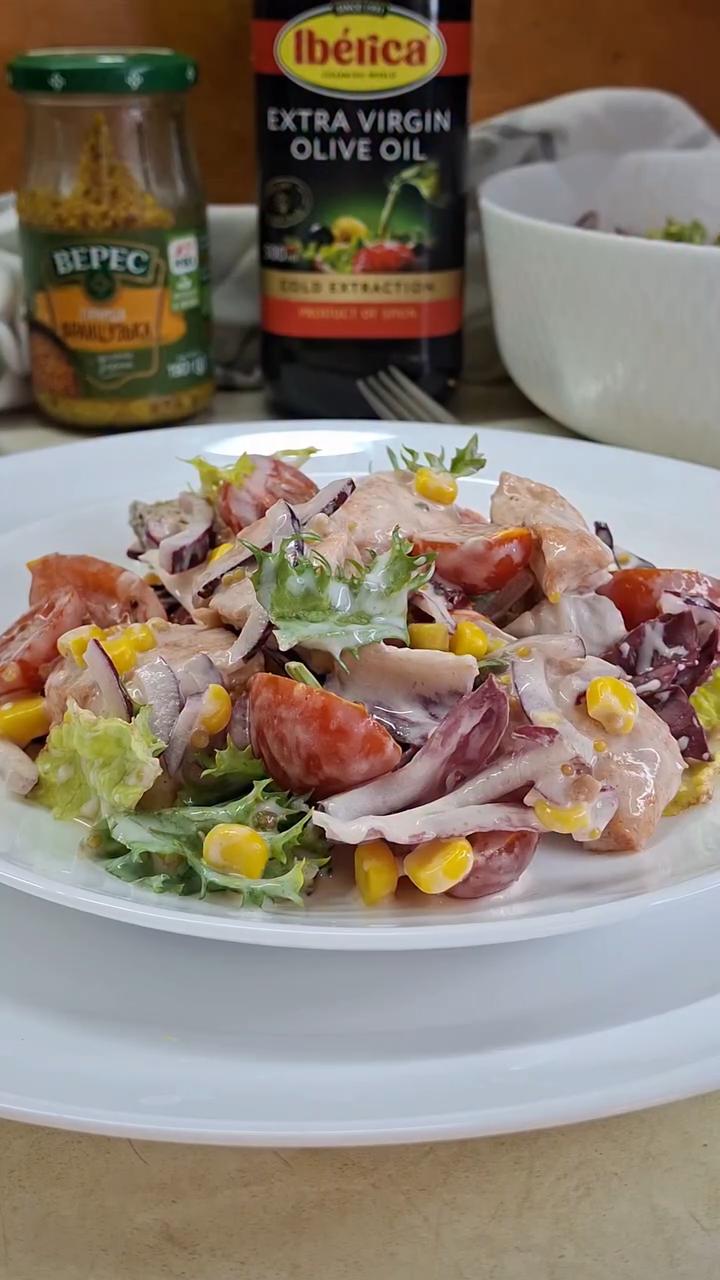 Салат з курячим філе та овочами