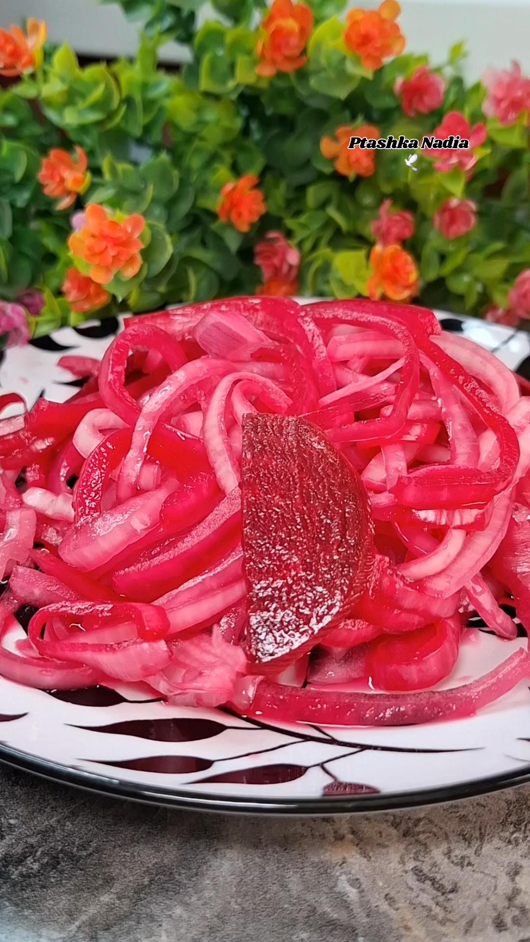 Маринована цибуля з бурячком