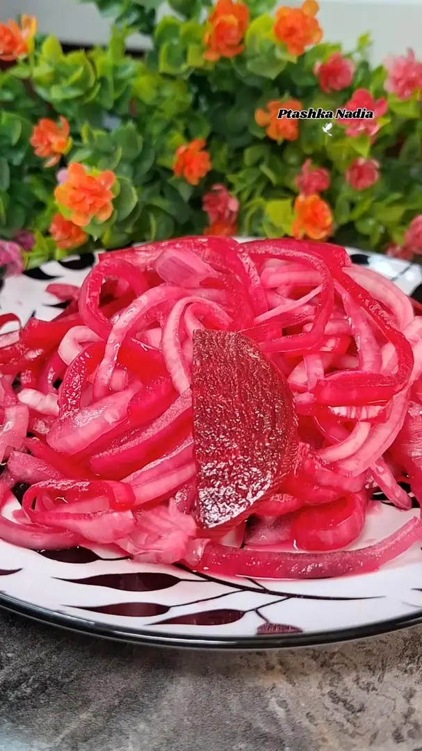 Маринована цибуля з бурячком