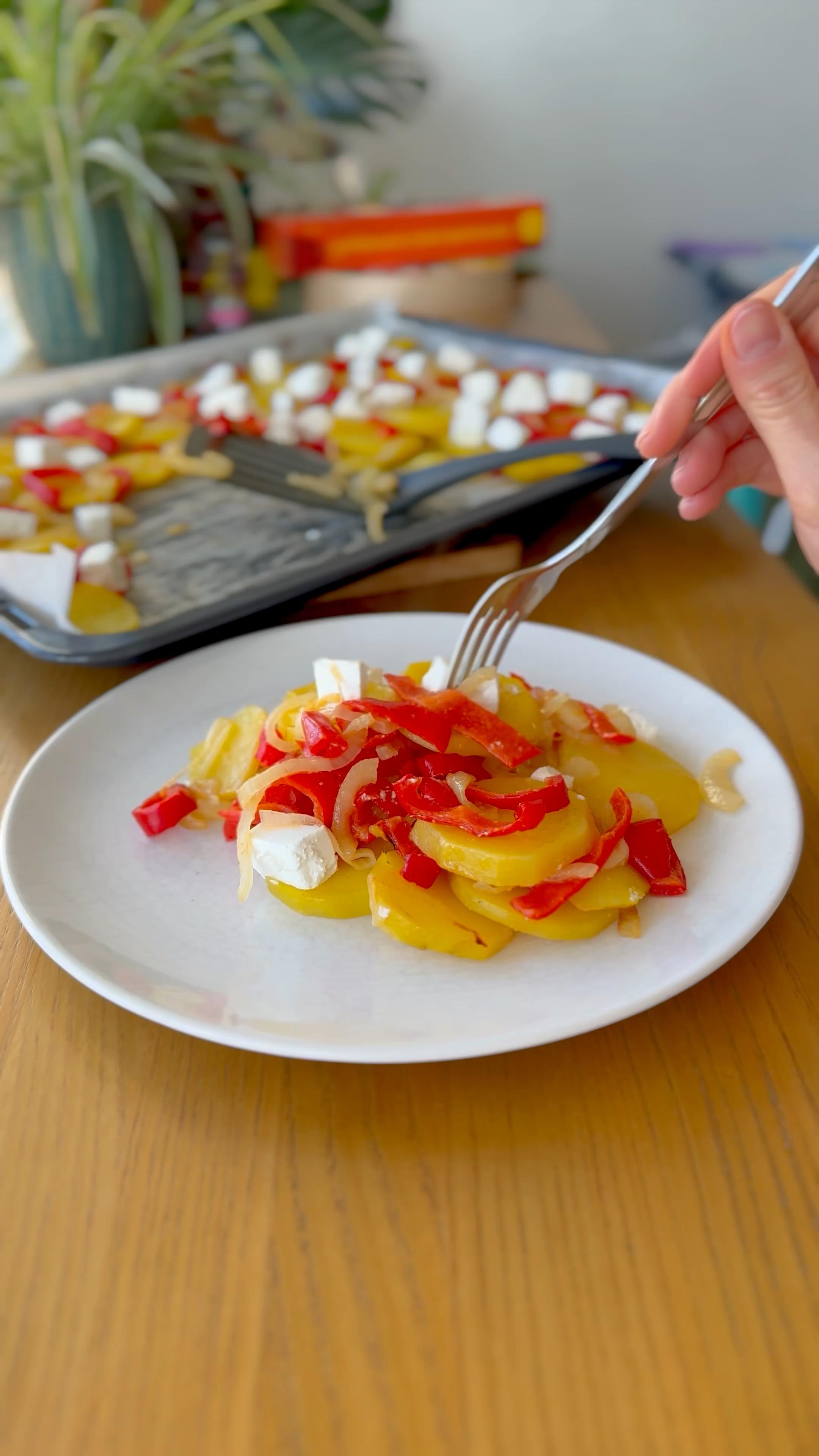 Запечена картопля з перцем та сиром