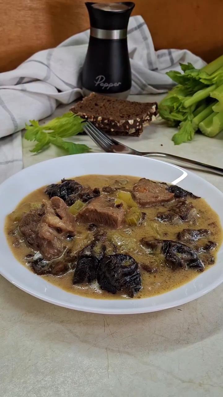 Телятина з чорносливом