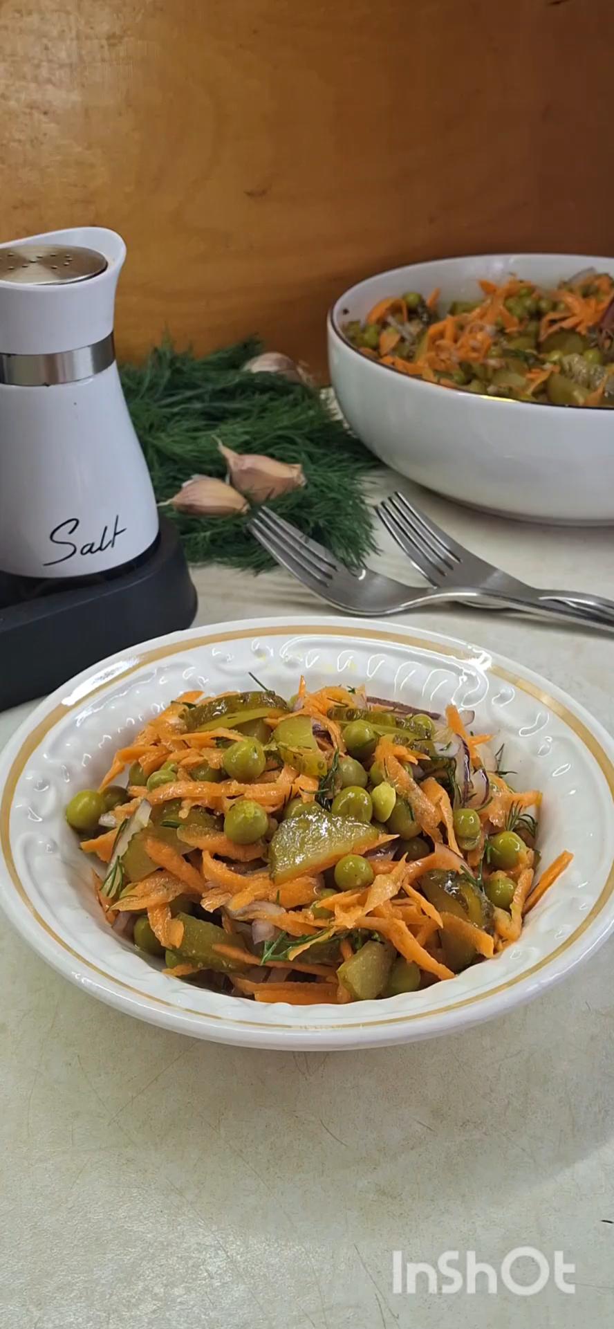 Салат з квашеними огірками