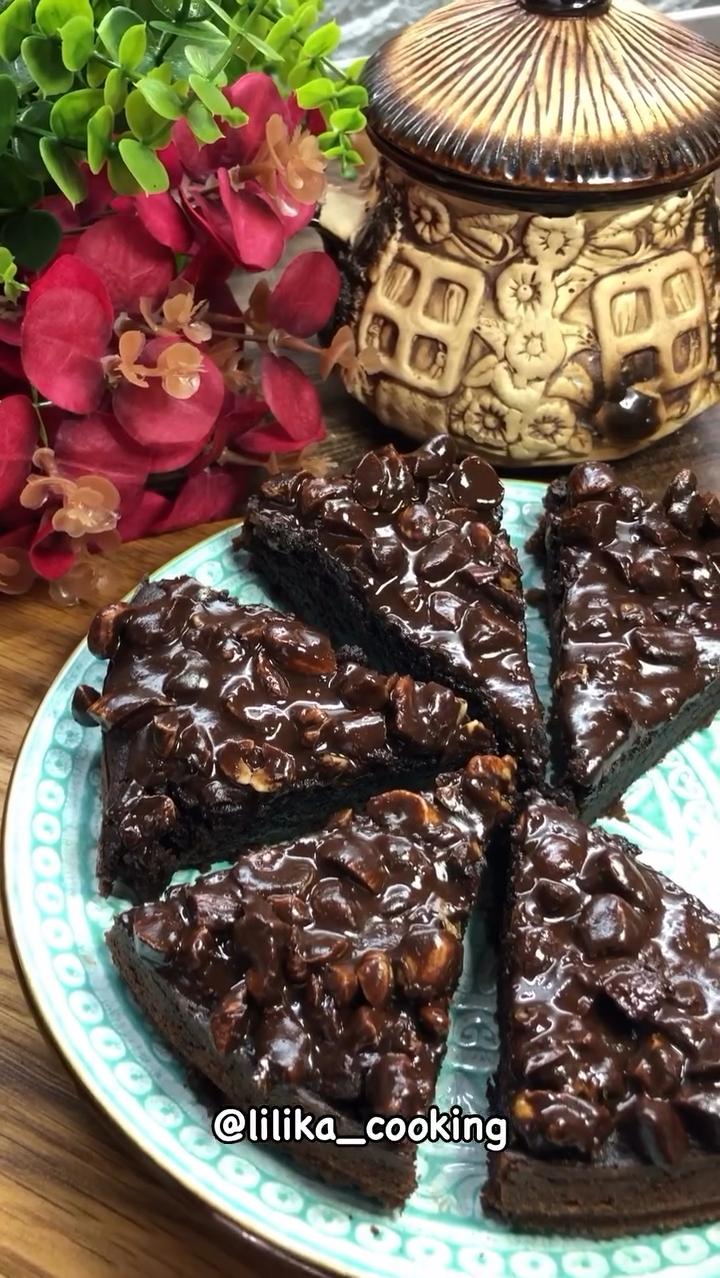 Шоколадний пиріг з горішками😋