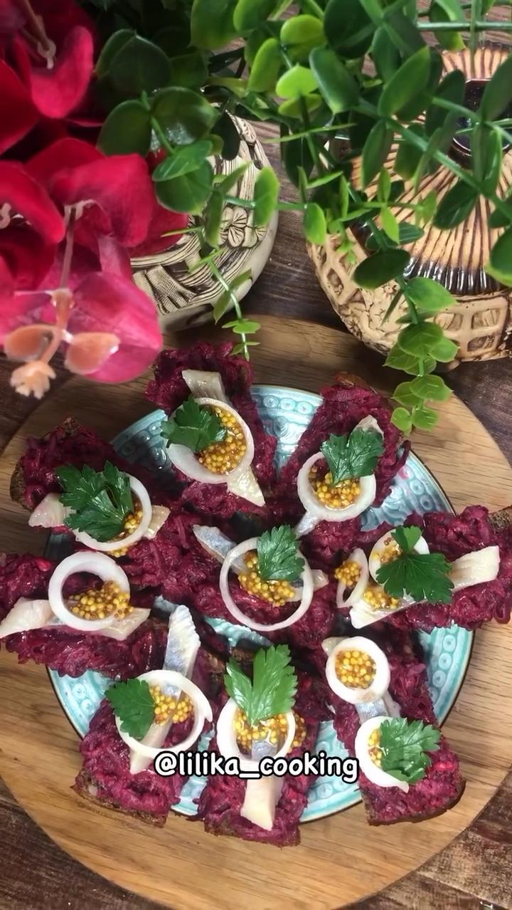 Брускети з оселедцем та буряком😋