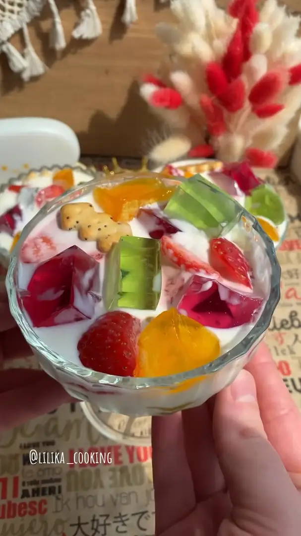 Десерт «Бите скло» з полуницею🍓 в креманках🤤