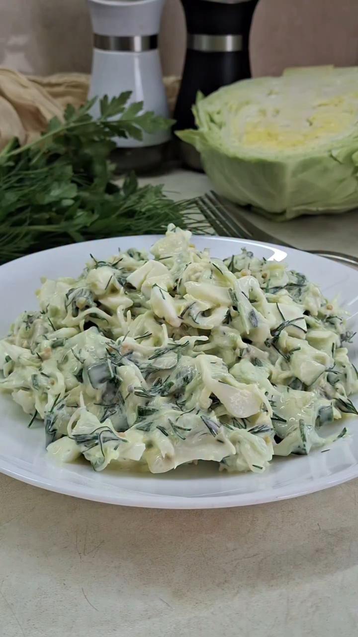 Салат з молодої капусти