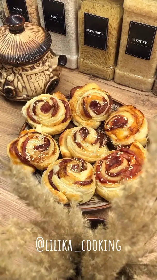 Слоєчки «Троянди» з ковбасою та сиром😋