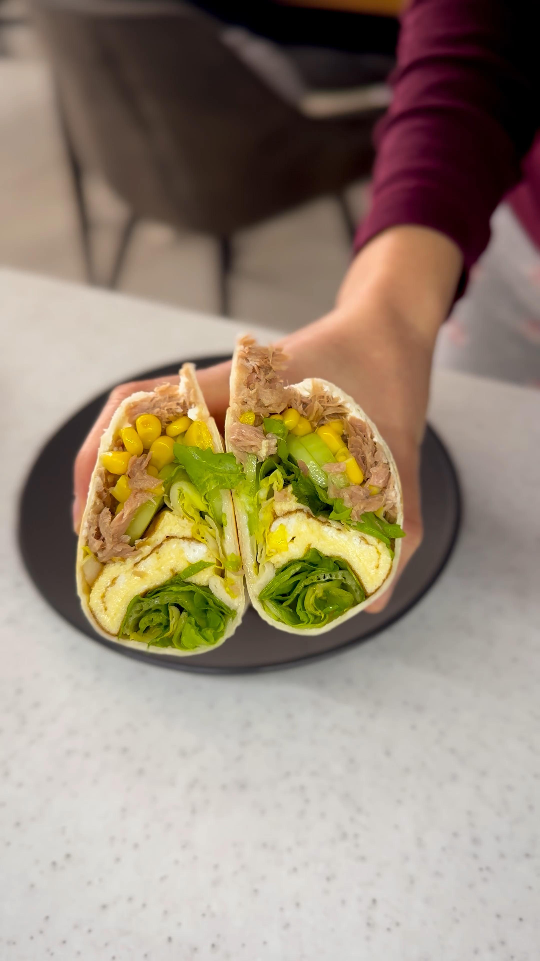 Тортилья з тунцем, овочами та омлетом