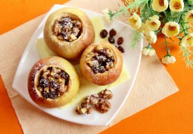 печені яблука з медом та горіхами