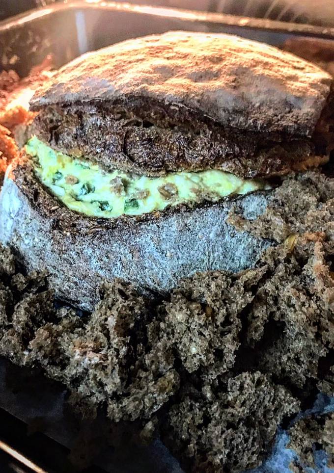 Закуска із сиру і кукурудзи, запечена в хлібі🍞
