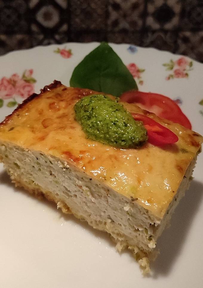 Запіканка з курячого філе з кабачком, зеленню та сиром😋